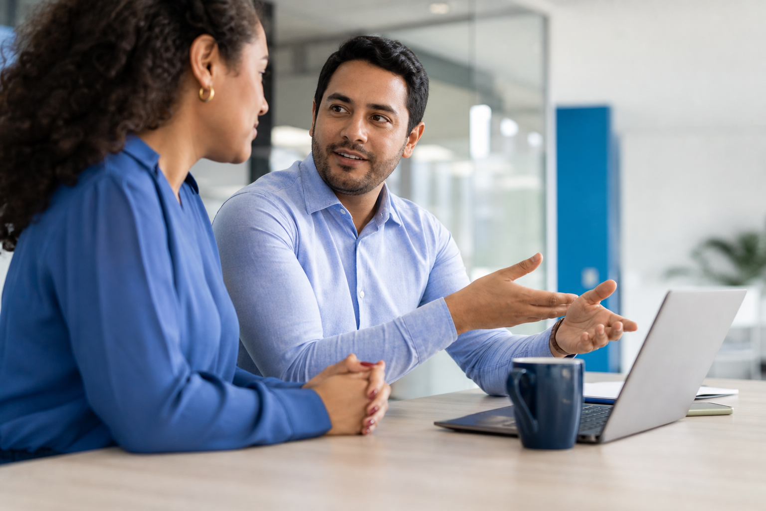 Profissionais conversando sobre soluções de tecnologia